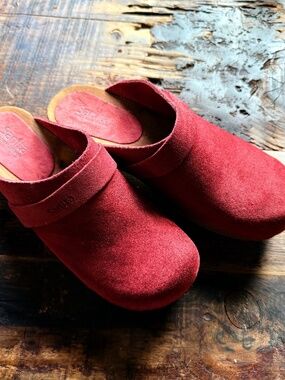 NWT Sanita Danish Design Red SUEDE Clog/Slip On size 9